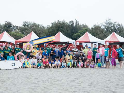 "Plastic reduction and beach cleaning and environmental education promotion activities students group photo"