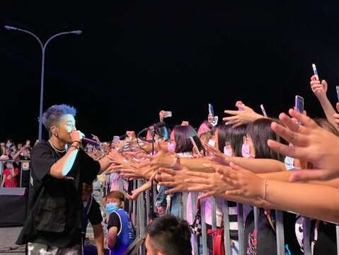 "Lou Junshuo and the fans high-five "