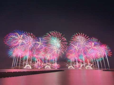 "Bright fireworks blooming towards the fishing port"