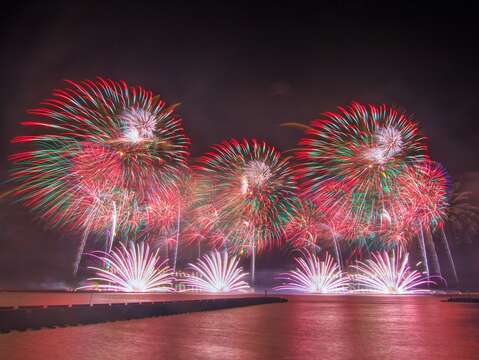 "15-minute dazzling and eye-catching fireworks show under the name of the local place "General""