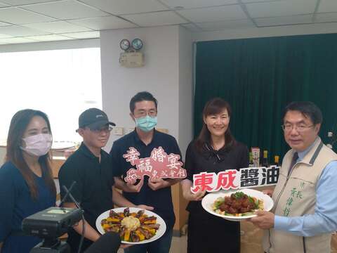 "Happy Wedding Banquet-Dongcheng Club and Dongcheng Soy Sauce added"