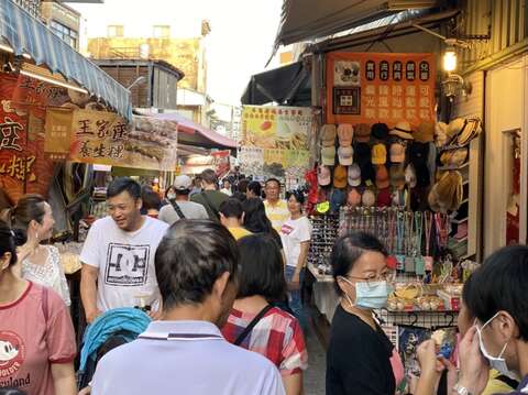 "Anping Old Street is still crowded during the Mid-Autumn Festival holiday"