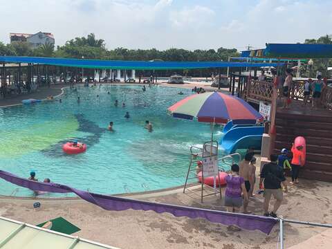 "Wushantou Reservoir Scenic Area attracts parent-child tourists to play in the water"