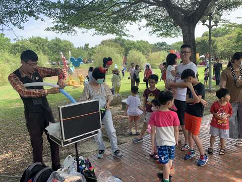 "The 2020 Windmill Festival in Hulupi Holland Village attracts many parents and children to participate"