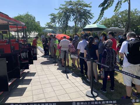 "The second day of the Mid-Autumn Festival-Mountain Waterway Garden Museum crowds"