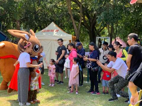 "The second day of the Mid-Autumn Festival holiday-Naughty World Wild Animal Park sends dolls to interact with tourists"