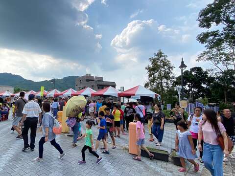 "The second day of the Mid-Autumn Festival holiday-Guanziling Hot Spring Food Festival Holiday Market Tourists Gather"