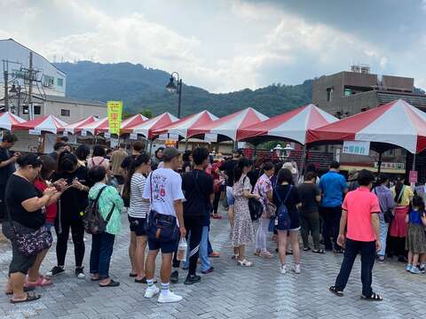 "The second day of the Mid-Autumn Festival-Guanziling Hot Spring Food Holiday Market has long queues"