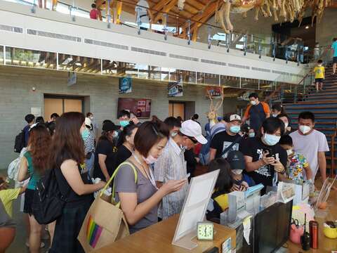 "The second day of the Mid-Autumn Festival-Zuozhen Fossil Museum is crowded with people"