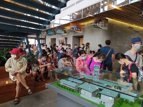 "The second day of the Mid-Autumn Festival-Zuozhen Fossil Museum is crowded"