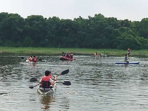 "The second day of the Mid-Autumn Festival holiday-Deyuanpi Holland Village water activities attract tourists to experience"