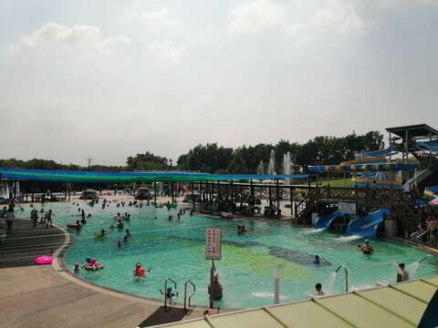 "The second day of the Mid-Autumn Festival-Wushantou became a hot spot for children to play in the water"