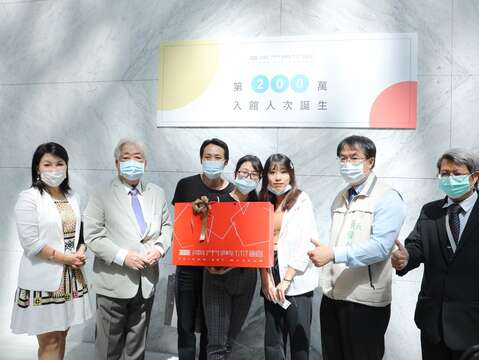 "The third day of the Mid-Autumn Festival-South America Pavilion welcomes the 2 millionth visitor, presented by the mayor in person"