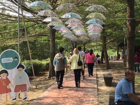 "The third day of the Mid-Autumn Festival-Deyuanpi Holland Village held a windmill festival to attract a large number of tourists"