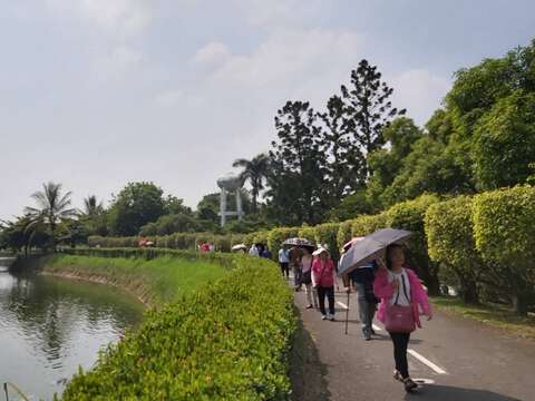 "The third day of the Mid-Autumn Festival-Hutoupi Lake Trail is full of tourists"