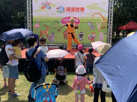 "The first day of National Day holiday-Naughty World held activities to attract children to have fun"