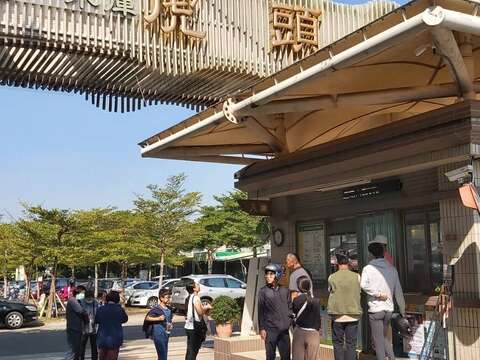 "The first day of the National Day holiday-Hutoupi held an autumn tiger event in the morning, the crowds of tourists lined up to enter the park"