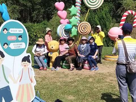 "The first day of the National Day holiday-Deyuanpi Holland Village holds the 2020 Windmill Festival and the tourists flood in early in the morning"