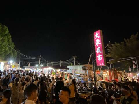 "National Day holiday-Dadong night market crowded with people"