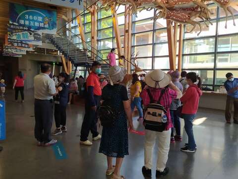 "National Day holiday-the novel exhibits in the Zuozhen Fossil Park attract tourists to take pictures"