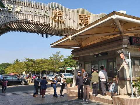 "Visitors from the National Day Lianhutoupei Scenic Area line up for admission"