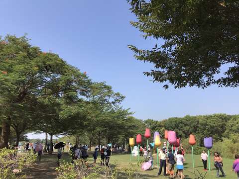 "The third day of the National Day holiday-Deyuanpi Holland Village holds the 2020 Windmill Festival and the landscape art attracts tourists to stop and take pictures"