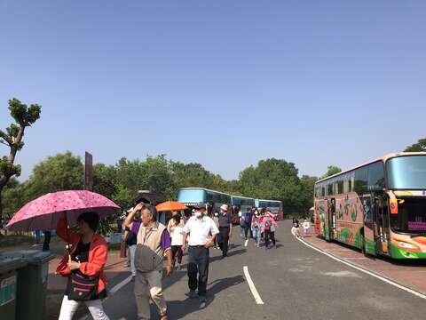 "The third day of the National Day holiday-Deyuanpi Holland Village held the 2020 Windmill Festival to attract a large number of group guests to take a tour bus into the park"