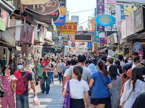 "Guohua Street is full of people"