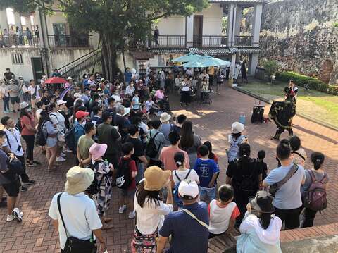 "Anping old castle tourists gather to watch street performers perform"