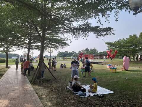 "The activity attracts many couples and photographers to stroll around the park"