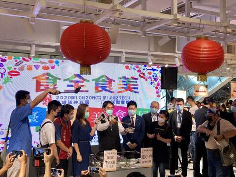 "The mayor personally demonstrated the authentic Tainan way of eating. In addition to full of minced meat, it can also be paired with coriander, pepper, pickled cucumber, sauerkraut, etc., rich and delicious."