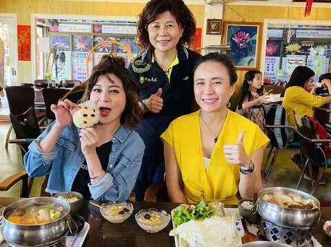 "Wang Caihua shares organic lotus hot pot with Director Guanlu"