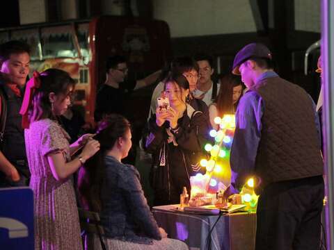 "Professional makeup and hairdressers from Dadong Night Market were arranged on site to dress up gentlemen, handsome oily heads and retro ladies with air fringes"