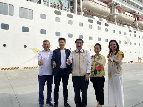 "Mayor Huang Weizhe took a group photo with the lion and the VIPs of the Star Cruises"