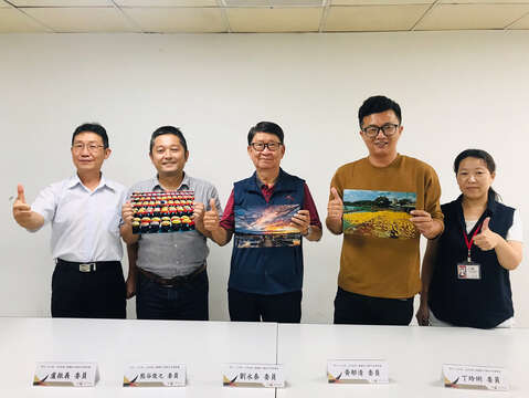 "Xinhua_Large Eye Drop Photo Contest Judges Group Photo"