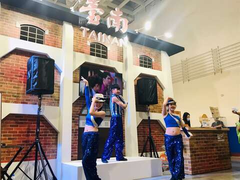 "Tainan Pavilion opens with the energetic and wonderful hat dance performance brought by Meimen Gongyifang"