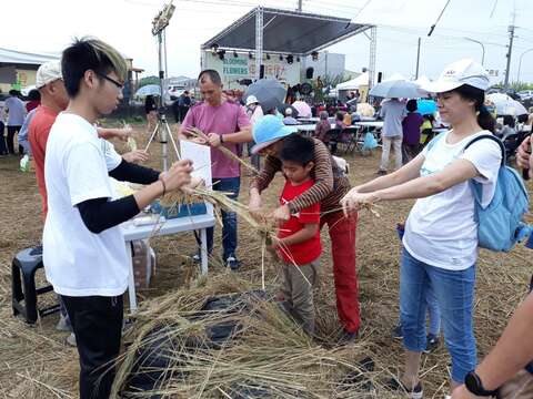 "People experience scarecrow DIY"