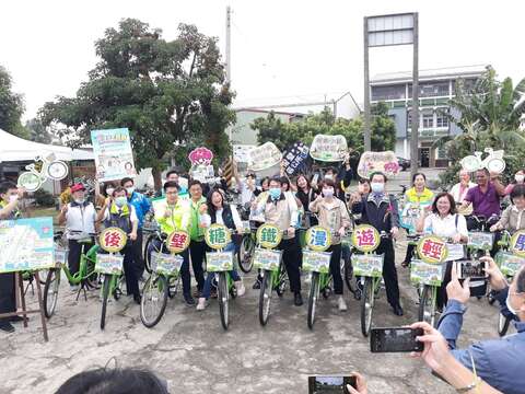 "The mayor invites guests to ride a T-Bike to experience the back wall bicycle path (01)"