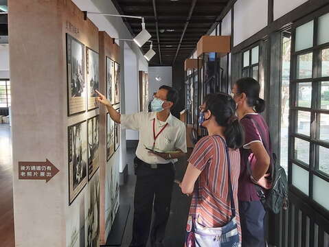 "Volunteers guide old photos"