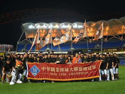 "The photo of the unified lion winning the championship (provided by the unified lion)"