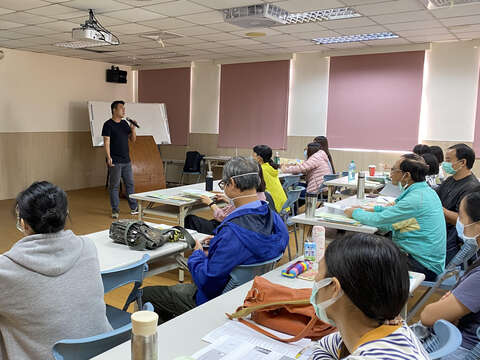 "Lecturer Chen Hongbin, convener of Wenludian Education and Training Chinese Class Mijie Humanities Association"