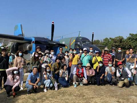 "A group photo of the outdoor guide of Wenlu shop education and training in Deyang Ship Park"