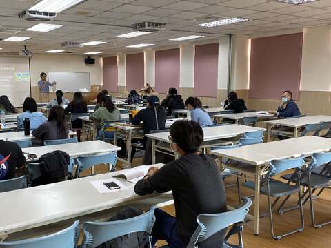 "Lecturer Yu Jingxuan in Wenludian English class conducts education and training"