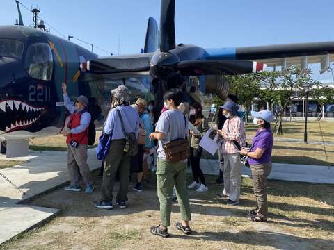 "Guide Association Director Qiu Mingxian guided the S-2T anti-submarine aircraft in Deyang Ship Park"