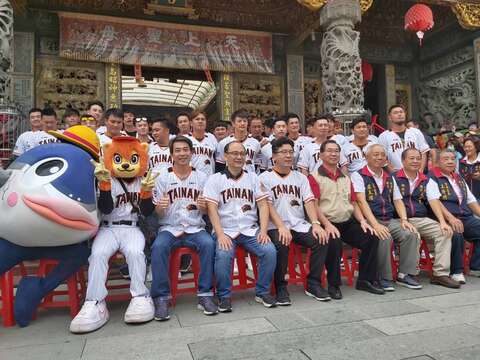 "A group photo of the team in front of Tianhou Temple"