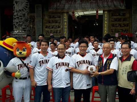 "The team presents a big signature ball to Tianhou Palace"