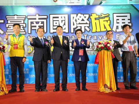 "Group photo of the opening ceremony of the conference"