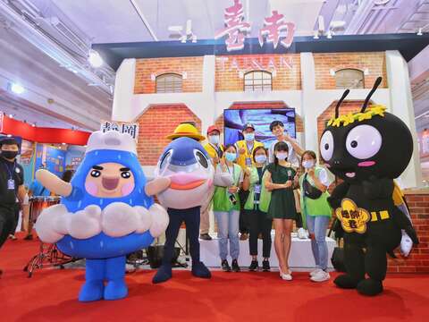 "A group photo of the staff at the Tainan Pavilion"