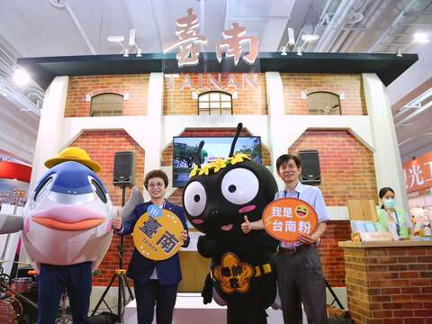 "A group photo of the distinguished guests with Yutou Jun and Chui Shuai"