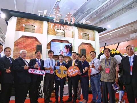 "A group photo of the VIP guests in Tainan Pavilion"